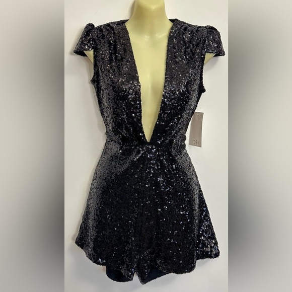 NWT TOBI Plunging Neckline Black Sequin Capsleeve Romper size S - Picture 1 of 8